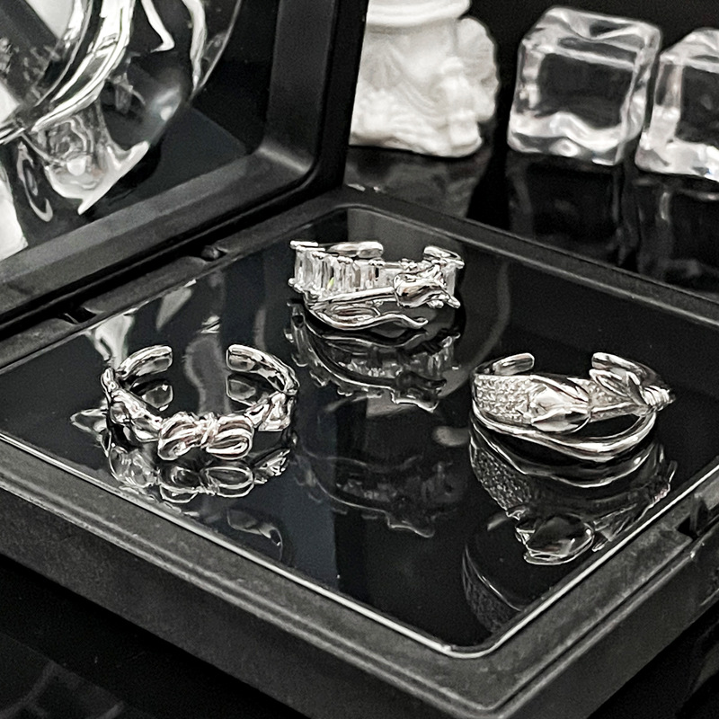 A high-end, light luxury, French-style rose flower micro-inlaid ring for women on Instagram, with a cold style and a niche adjustable ring Application Scenario
