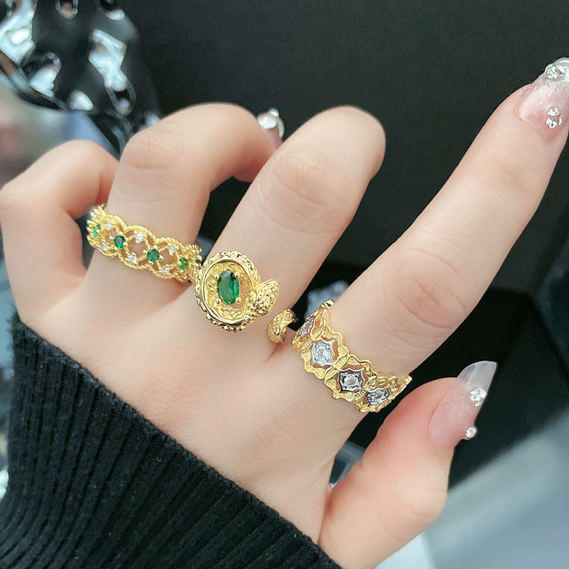 Cross-border European and American light luxury niche heavy industry green diamond Viper retro hollowed-out high-end style, court personality and temperament index ring details Picture