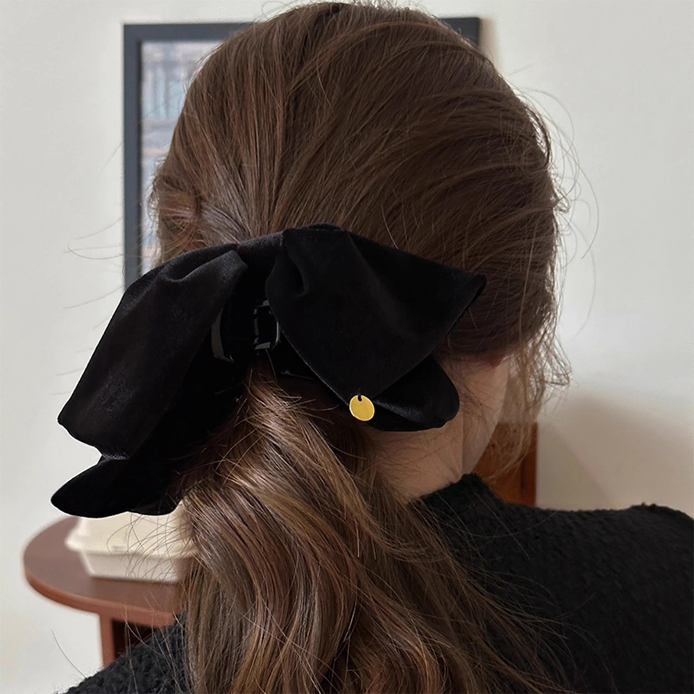 Velvet black large bow hairpin for women, high-end style, 2025 new retro hairpin shark clip headwear Application Scenario