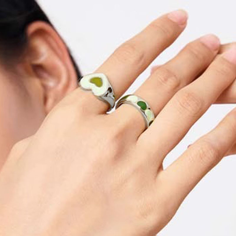 Sweet and cool style heart-shaped opening ring, a niche design for women, a high-end ring with a fashionable and individual green index finger ring set details Picture