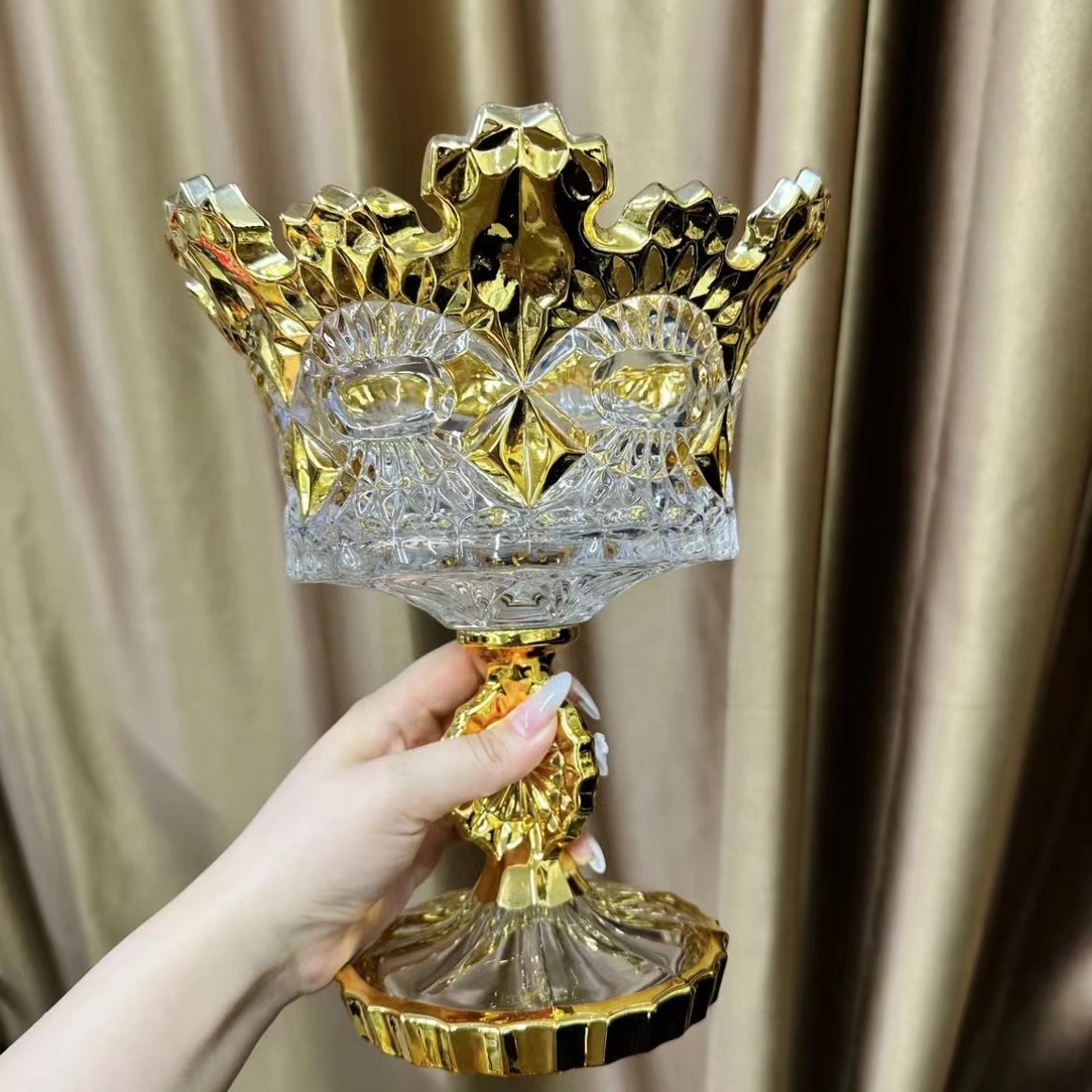 Enamel-colored crown fruit bowl, court-style European-style high-legged fruit plate, exquisite living room decoration and storage items Application Scenario