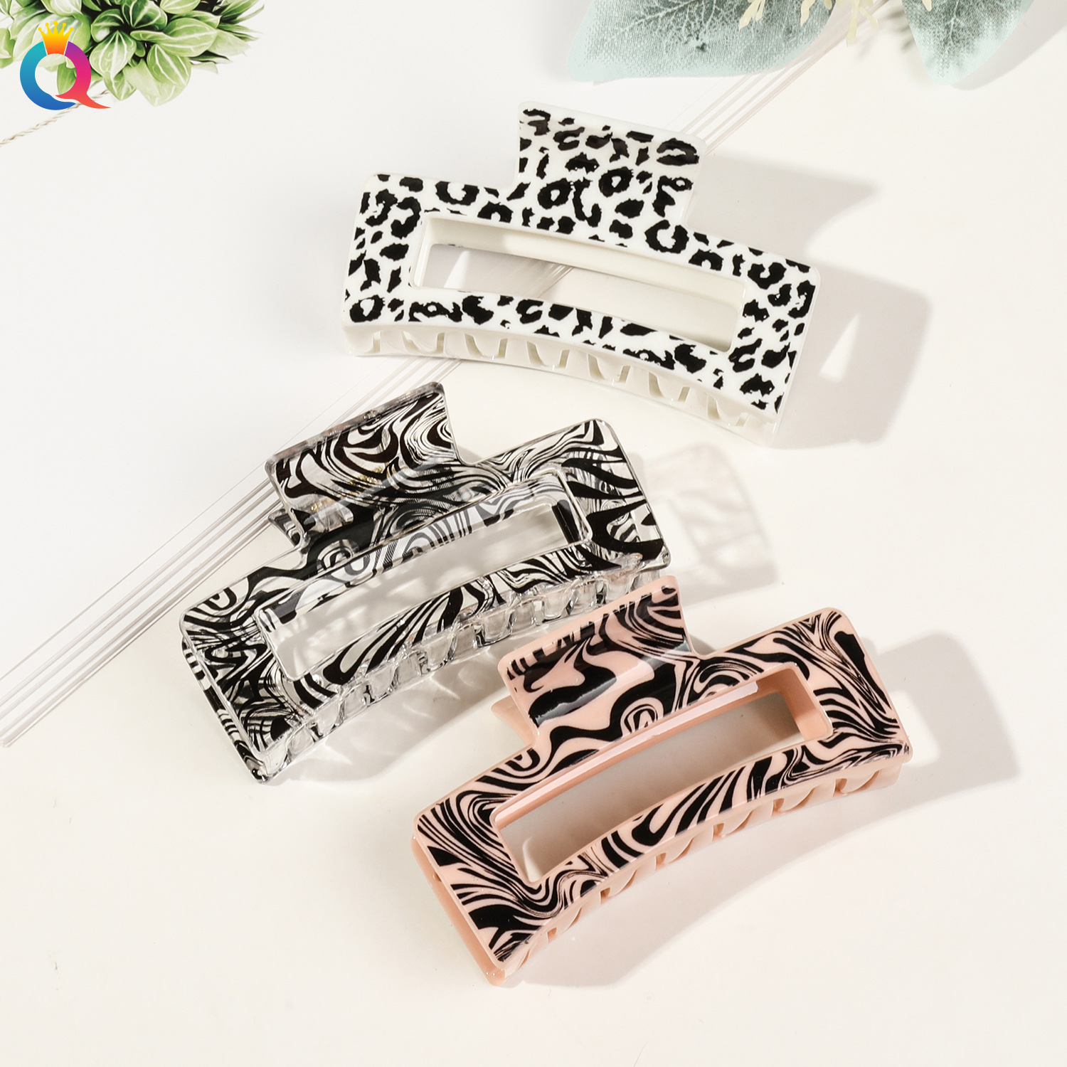 Qiyue Cross-border Korean-style printed hair clips, shark clips, elegant leopard print grab clips, summer high-end clips, hair accessories wholesale Application Scenario
