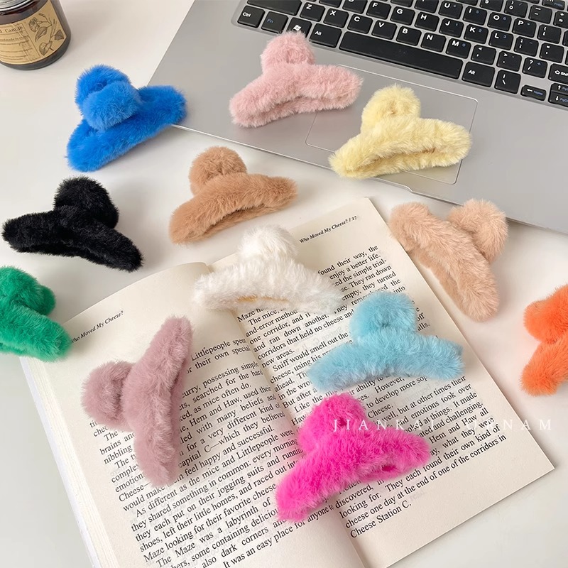 A cute rabbit-like hair clip, a medium-sized hairpin for women, a row of fluffy grabber, a small plush hair clip with the back of the head details Picture