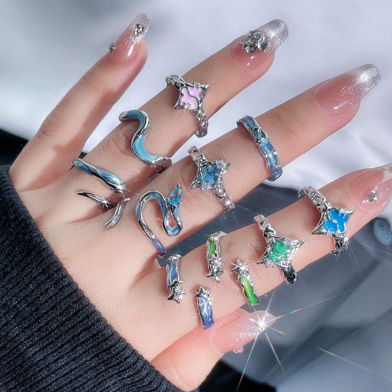 Retro and unique snake-shaped star-patterned glazed open ring for women, with a touch of high-end sophistication, light luxury, sweet coolness and a versatile style Application Scenario