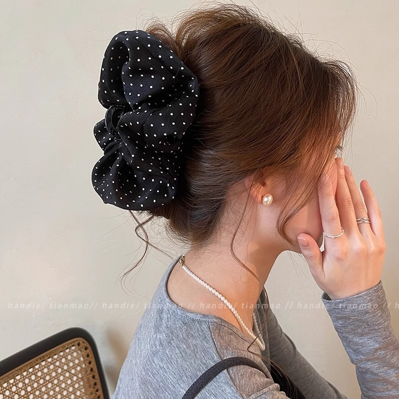 A new high-end flower-shaped hairpin for women in 2025, featuring a small amount of shark hairpin on the back of the head details Picture