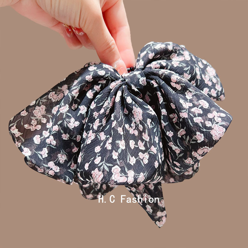 Elegant small floral bow clip, shark clip, high-end retro hair clip, female hairpin that shows hair volume at the back of the head Application Scenario