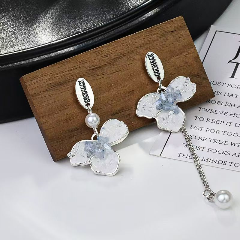 Blue three-leaf crystal flower earrings with an asymmetrical design, a traditional Chinese style earring, and a cool, internet-famous style stud Application Scenario