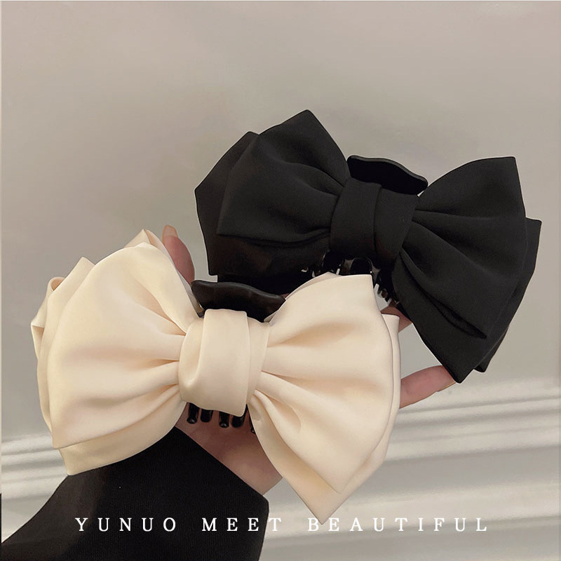 Hepburn style black velvet bow grappling clip for women's spring and summer, large back head flocked hairpin, high-end shark clip Application Scenario