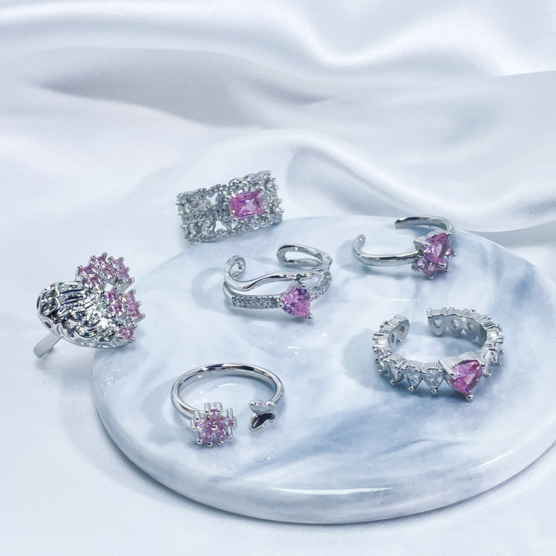 Sweet and cool pink diamond heart-shaped opening ring for women, with a unique design sense, light luxury, fashionable, exquisite and individual index finger ring Specification drawing