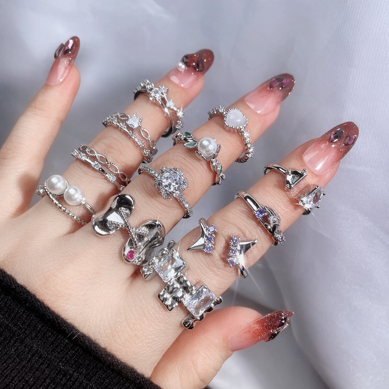 Irregular geometric star-shaped opening ring, a feminine, niche design, light luxury, high-end feel, simple and versatile ring trend Application Scenario