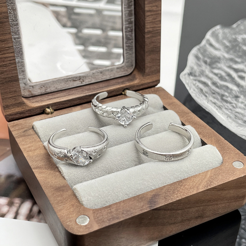 A mid-style wheat ear single diamond brushed open ring for women, with a delicate, light luxury and high-end feel. It's a versatile, fashionable and cold style ring Specification drawing