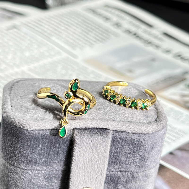 The snake-shaped opening ring for women in the zodiac year is a fashionable, light luxury and versatile index finger ring with a green diamond. It is a trendy accessory Application Scenario