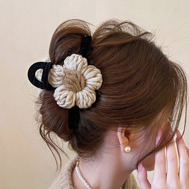 Spring and Summer woolen flower grappling clip, large shark clip, women's back of the head, 2025 new high-end clip hair accessory full figure