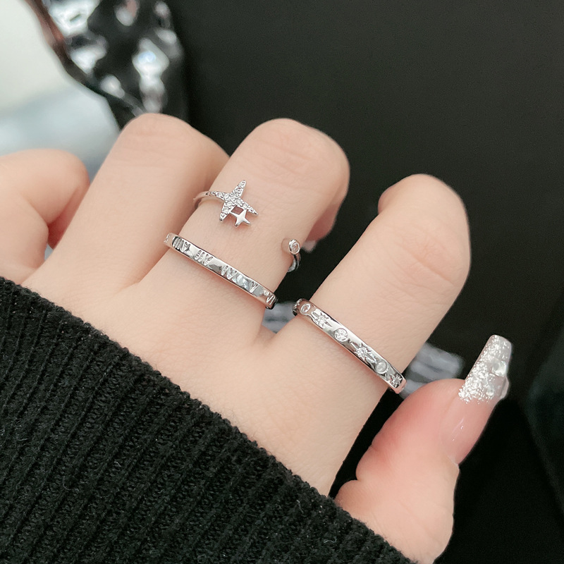 Minimalist and individualistic starry light small plain ring open ring, a cold and unique design for women, versatile and elegant, making the skin look fair Application Scenario