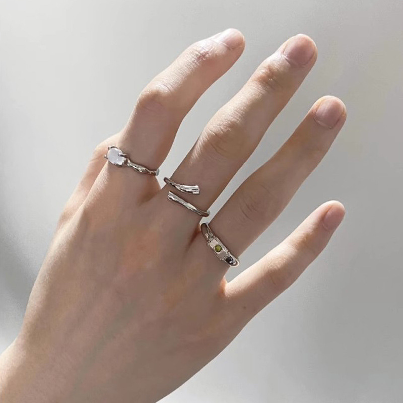 Cross-minimalist Instagram trendy and niche design open ring, a neutral and cold style for women, a fashionable and individualistic ring Application Scenario
