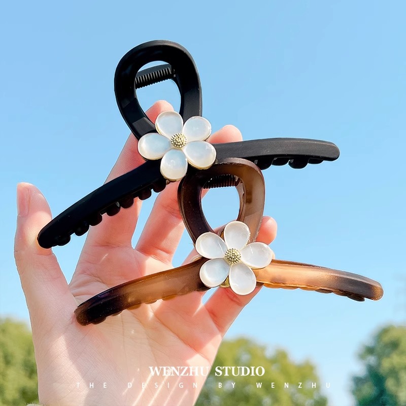 Elegant cat's eye stone flower hair clip, large, high-end, frosted grab hair clip, high-end, exquisite shark clip hair clip Application Scenario