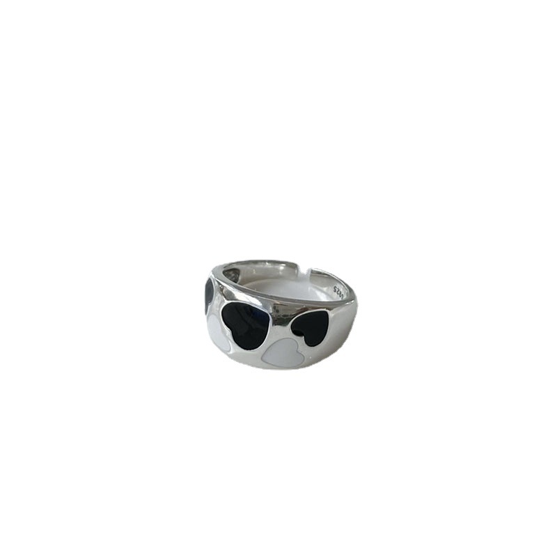 A black and white heart-shaped ring for women on Instagram, a niche design with a high-end feel. The opening is adjustable. A new trend Item Picture