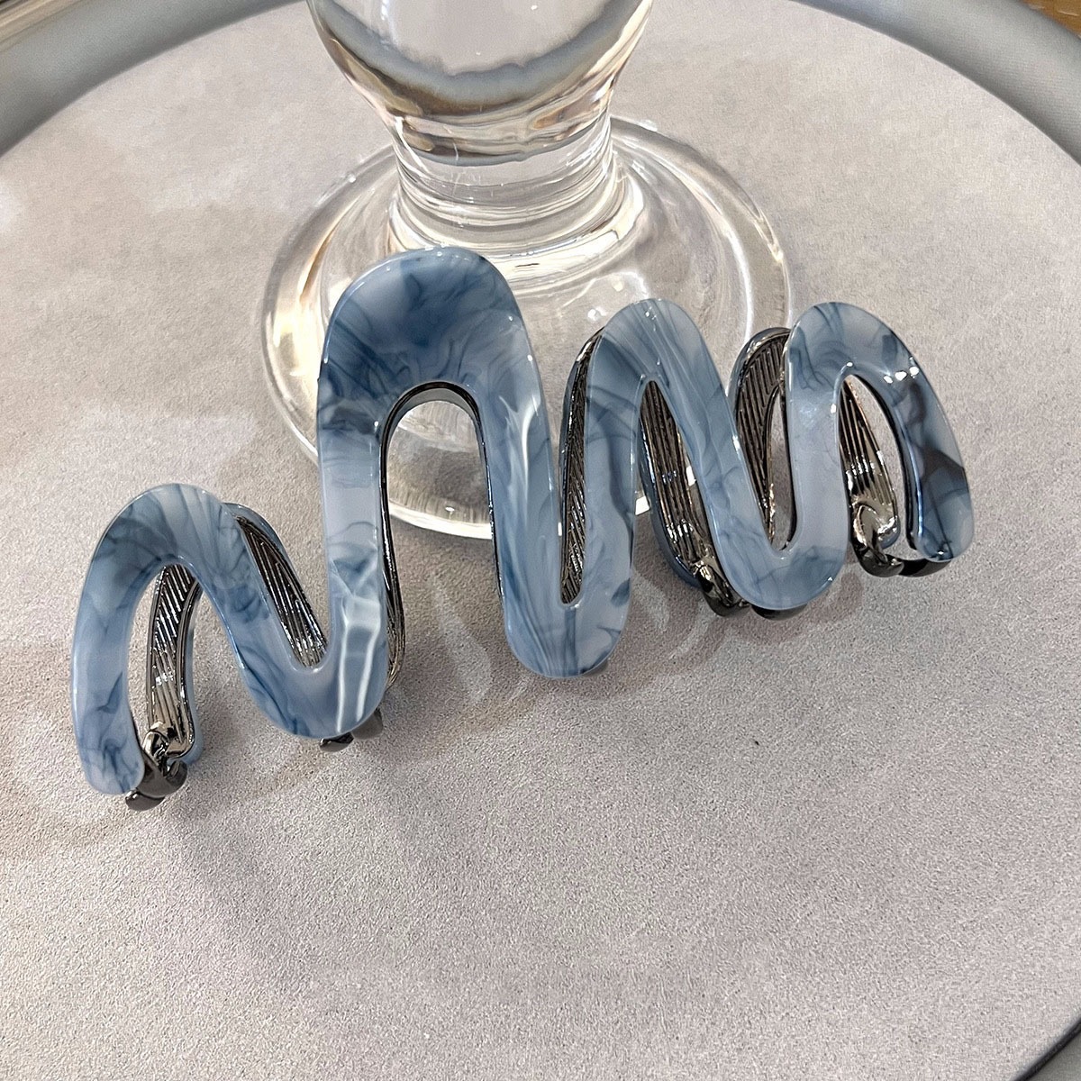 French retro oil painting, blue acetate grabber, women's summer bun, high-end and exquisite hair clip, acetate shark clip Specification drawing
