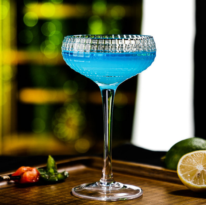 The new European-style crystal line embossed Martini Margarita checkered cocktail glass is a Internet celebrity details Picture