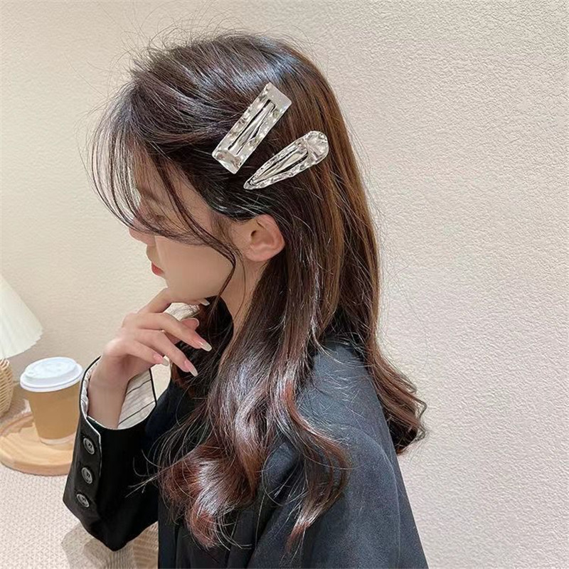 Silver metal wavy hair clips, Korean retro high-end hairpins and hair accessories, bangs clips, ins cold style side clips Application Scenario