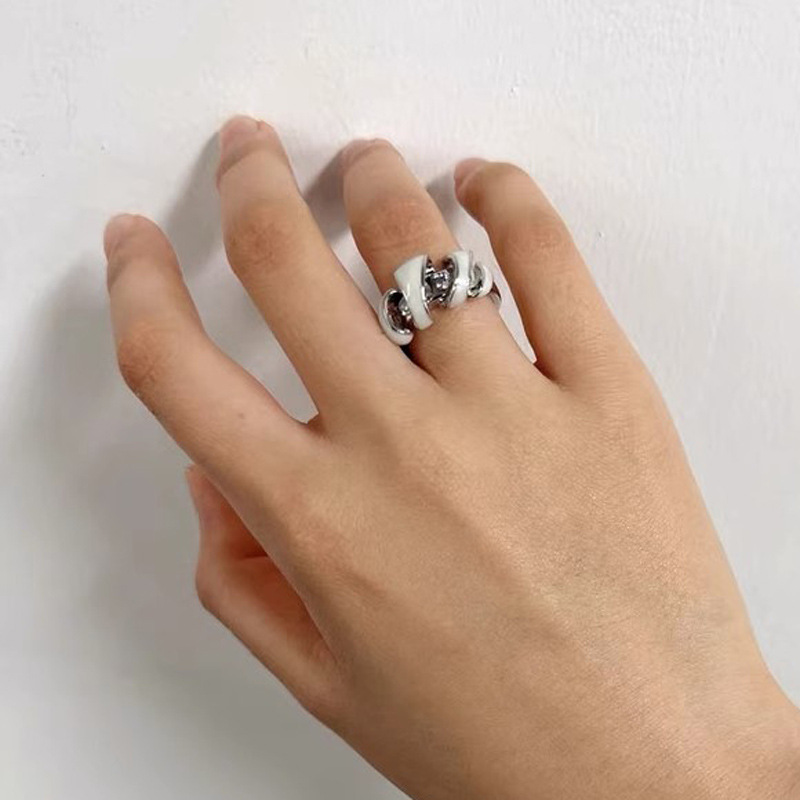 Doudou's same style of State Valley Fenghe open ring, a trendy, cool, niche design for women, with a sense of high-end and individuality, is a couple's index finger accessory Application Scenario