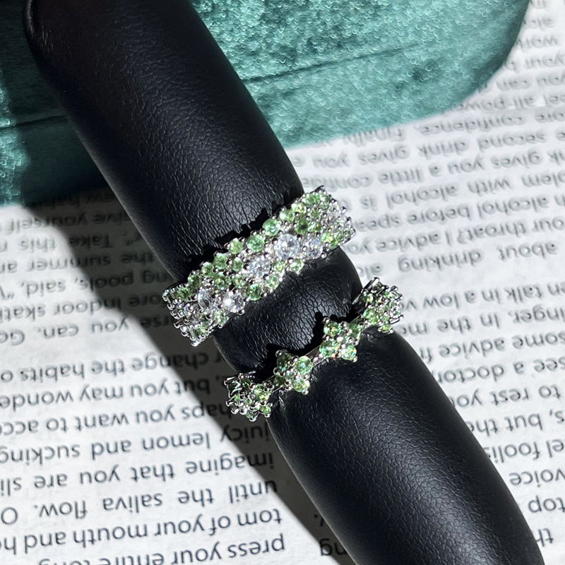 New European and American light luxury light green full diamond ring, feminine flower style, personality, cold style, high-end feel, best friend ring Application Scenario