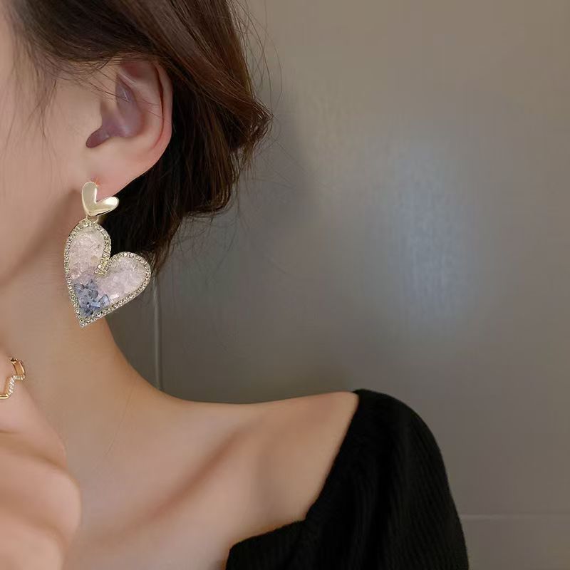 Gradient crystal heart-shaped earrings for women, new and niche design earrings, elegant and stylish, wholesale of internet-famous earrings and pendants full figure