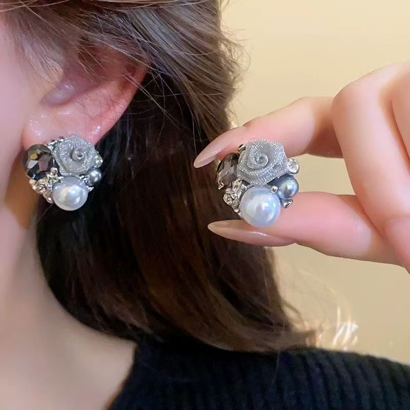 Hollow rose pearl earrings, 2025 new style high-end stud earrings, light luxury, retro and elegant earrings for women full figure