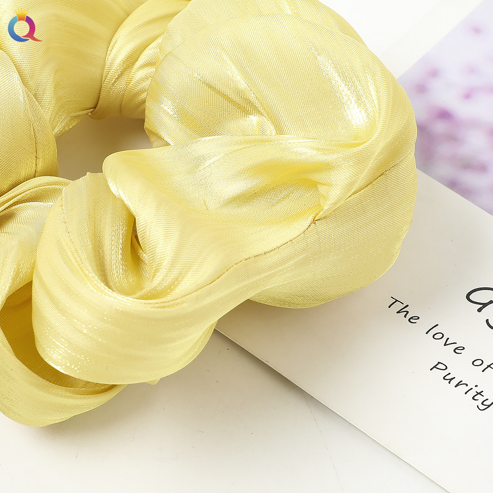 Qiyue, a popular hair band and hair tie from Dongdaemun, South Korea, features a fresh and simple satin hair band and hair accessory Application Scenario