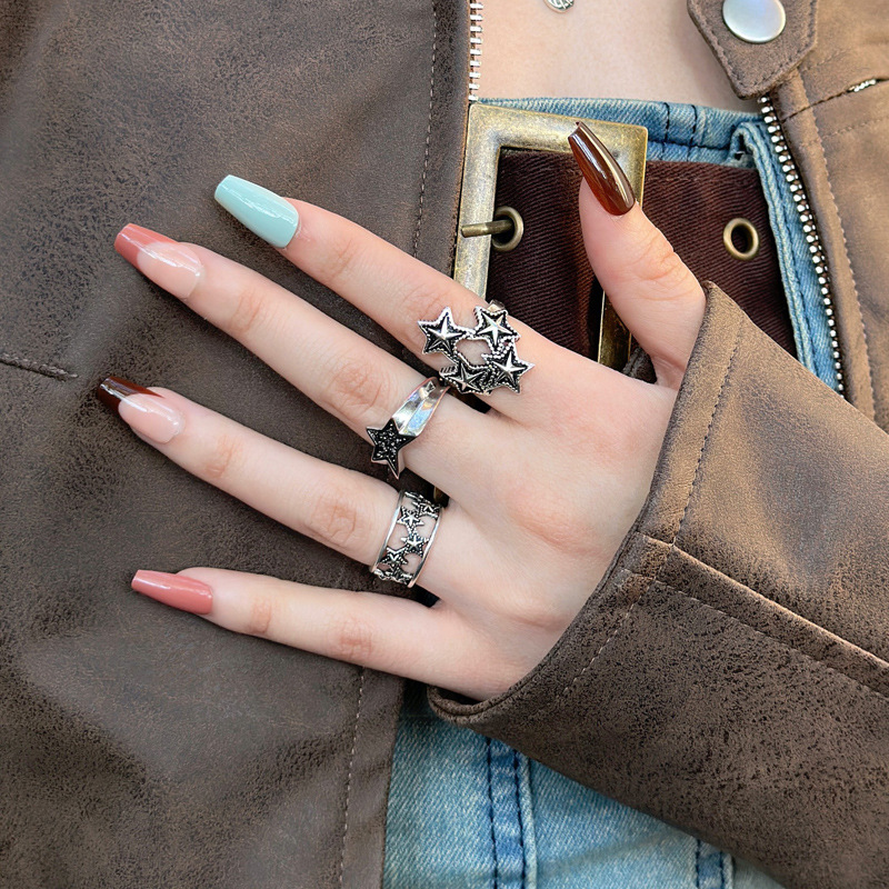 This Korean retro five-pointed star ring is exquisitely stacked and features a niche open-top design on the index finger ring. It has a cool and cool style Specification drawing