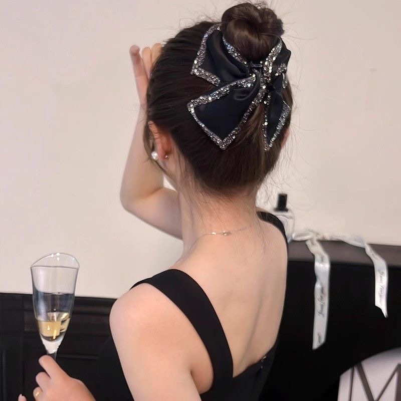 Audrey Hepburn style hair clipper summer high-end and elegant hair accessory, large hair volume, back of the head clipper for women Application Scenario