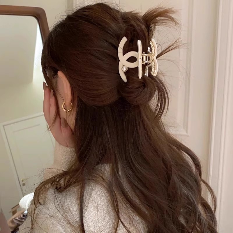 New small Chanel style light luxury medium-sized pearl claw clip, half shark clip, high-end hair clip, women's back head niche hair accessory Application Scenario