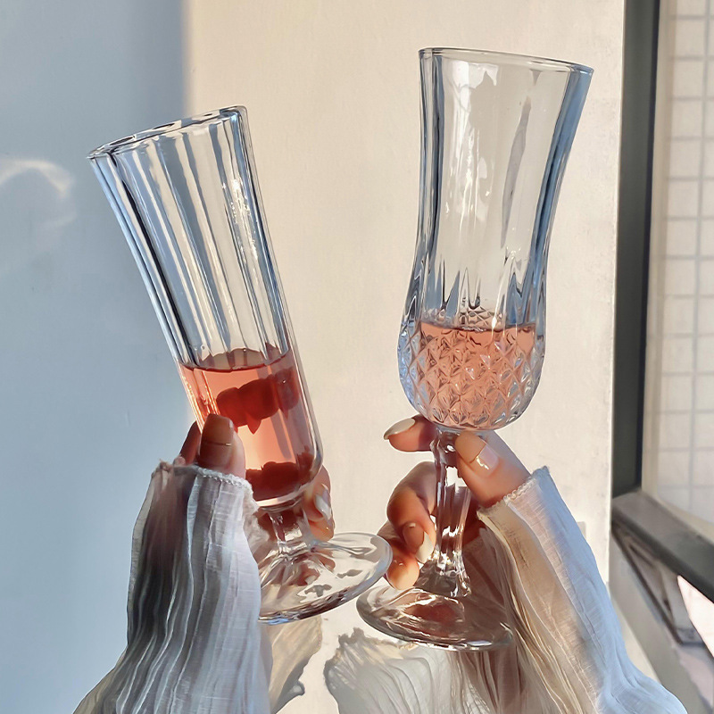 The vintage embossed diamond glass goblets from the Instagram-style internet-famous restaurant are of high appearance level, including champagne drinking glasses and juice glasses details Picture