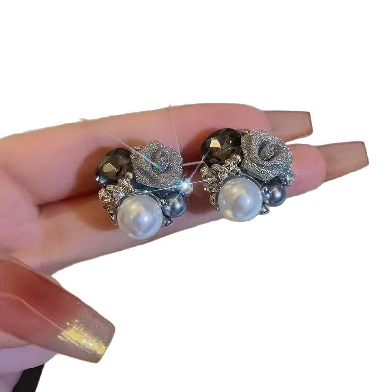Hollow rose pearl earrings, 2025 new style high-end stud earrings, light luxury, retro and elegant earrings for women Item Picture