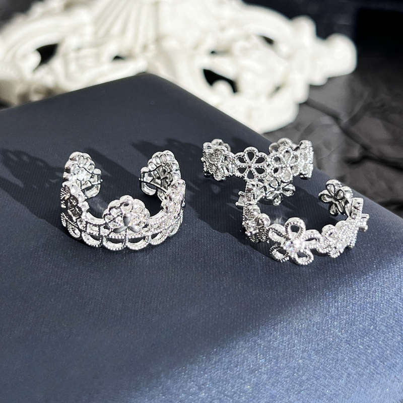 Minimalist plain lace flower hollowed-out fashionable open ring, feminine, light luxury, high-end feel, personalized and versatile ring Application Scenario