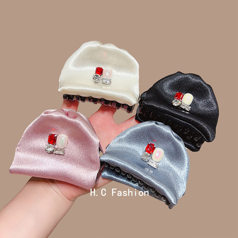 The Korean version of the handbag features a water diamond clipper with a niche design and a high-end feel. It has a half-tied updo shark clip at the back of the head full figure