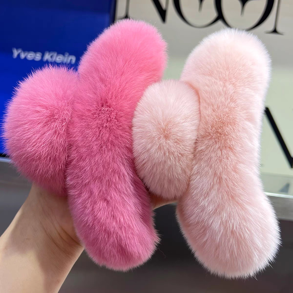 French genuine rex rabbit fur leopard print hair clips, retro fur grab clips, high-end feel, plush shark clips, large size, abundant hair volume Application Scenario