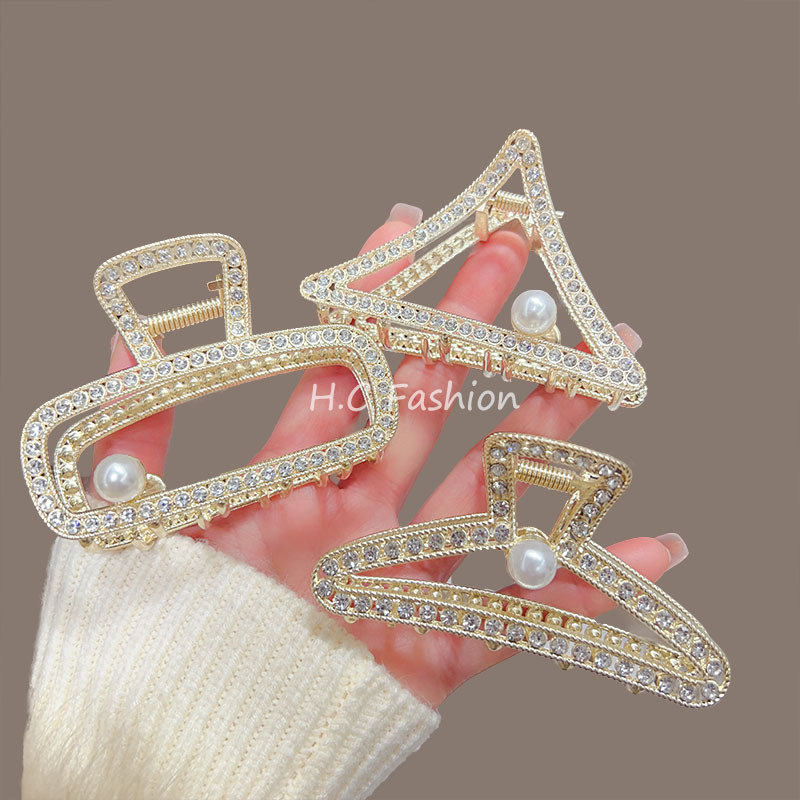 Geometric hairpins, simple alloy gripper, full diamond jewelry, shark clip, exquisite hair accessory, simple and light luxury matching, hairpin for women Application Scenario