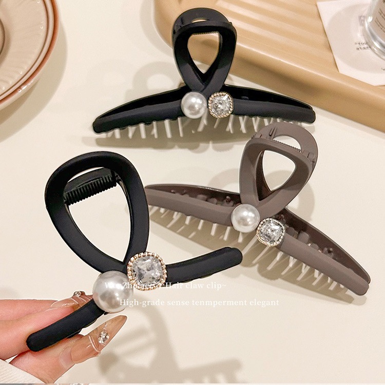 Water diamond pearl hair clips and hair accessories with a high-end feel, a small fragrance style gemstone velvet grappling plate, a high-end feel, and a flocked hair clip details Picture