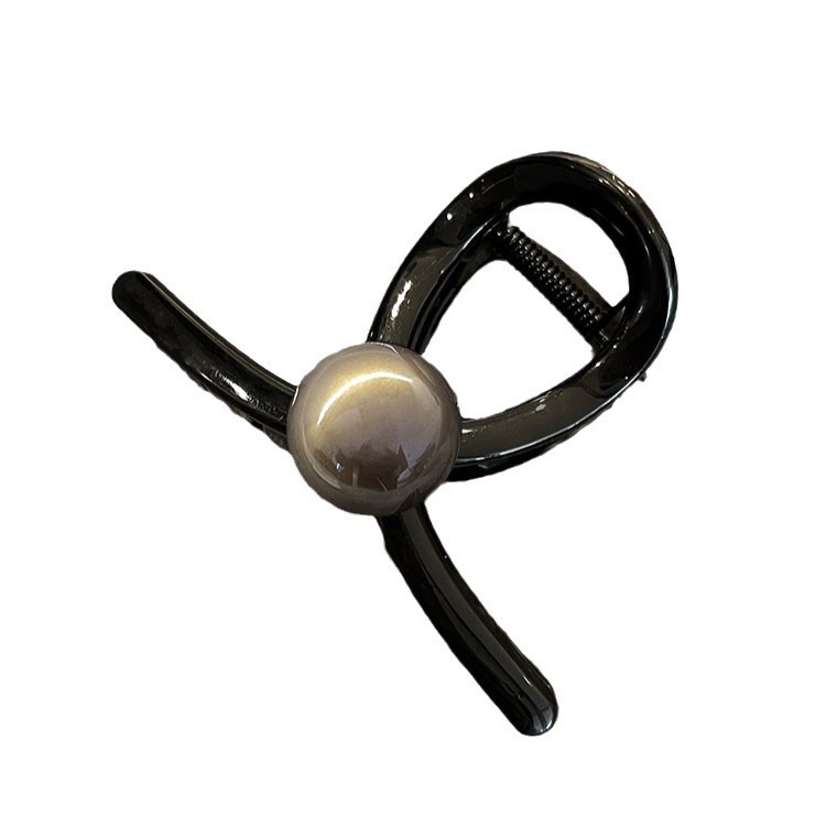 A new large black pearl scratch-clip for women, featuring a simple, niche and high-end look. The shark clip on the back of the head is a retro hair accessory Item Picture