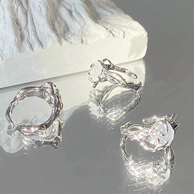 The White moonlight cat's eye stone entwined open ring with a feminine texture, a niche design, and a unique and fashionable ring trend Application Scenario