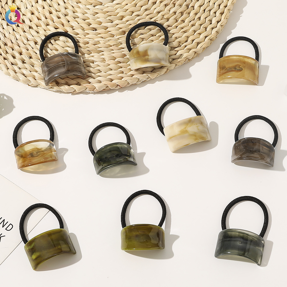 Qiyue European and American cross-border acetic acid hair bands are simple and versatile. They are made of leather bands, large intestine hair bands, ponytail hair ties, and hair accessories full figure