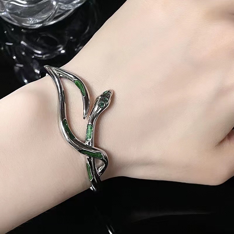 This is a unique snake bracelet with a dark and cool design. It features a street hip-hop cold and luxurious snake-shaped ring that is trendy and cool Application Scenario