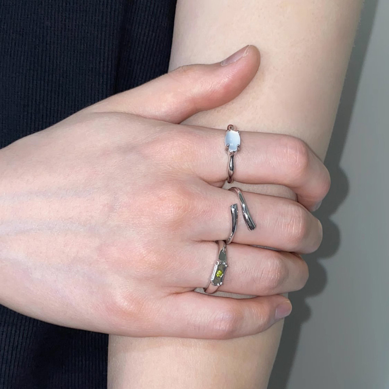 Cross-minimalist Instagram trendy and niche design open ring, a neutral and cold style for women, a fashionable and individualistic ring full figure