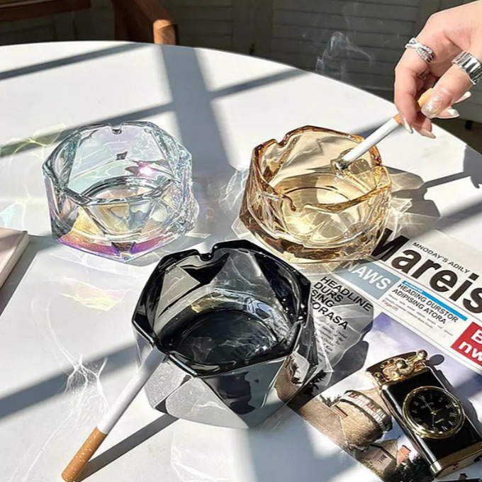 Simple crystal glass ashtray, home living room ashtray, simple modern office cigarette cup Specification drawing