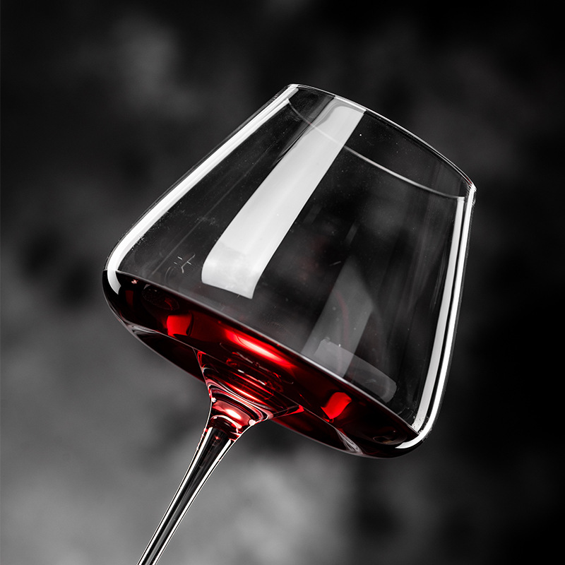 A set of creative concave bottom red wine glasses with a high-end feel, light luxury, high-end and high appearance level, high-footed glasses, commercial wine glasses for hotels Application Scenario