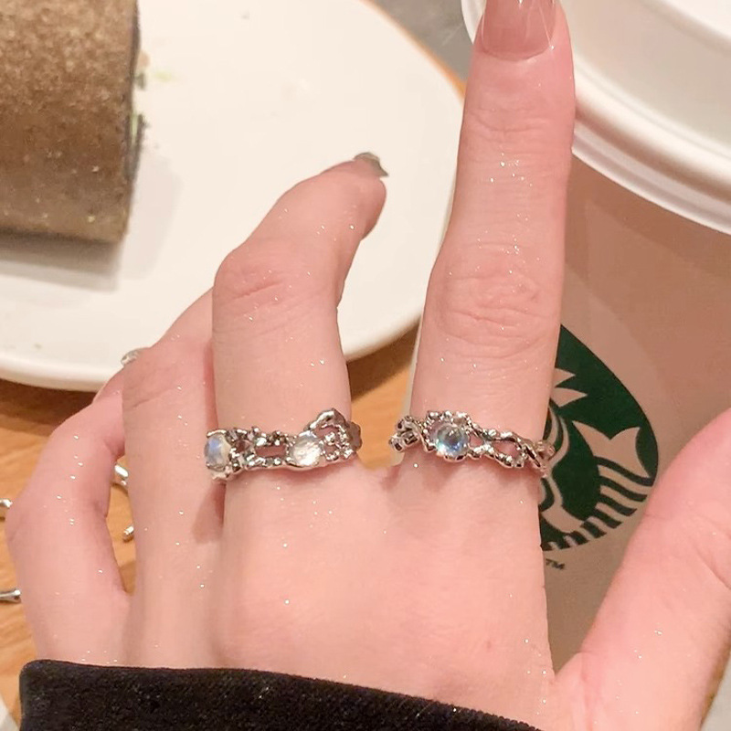 Retro moonstone ring, a niche design for women with a high-end feel, opal plain ring, a fashionable tail ring and a new food ring Specification drawing