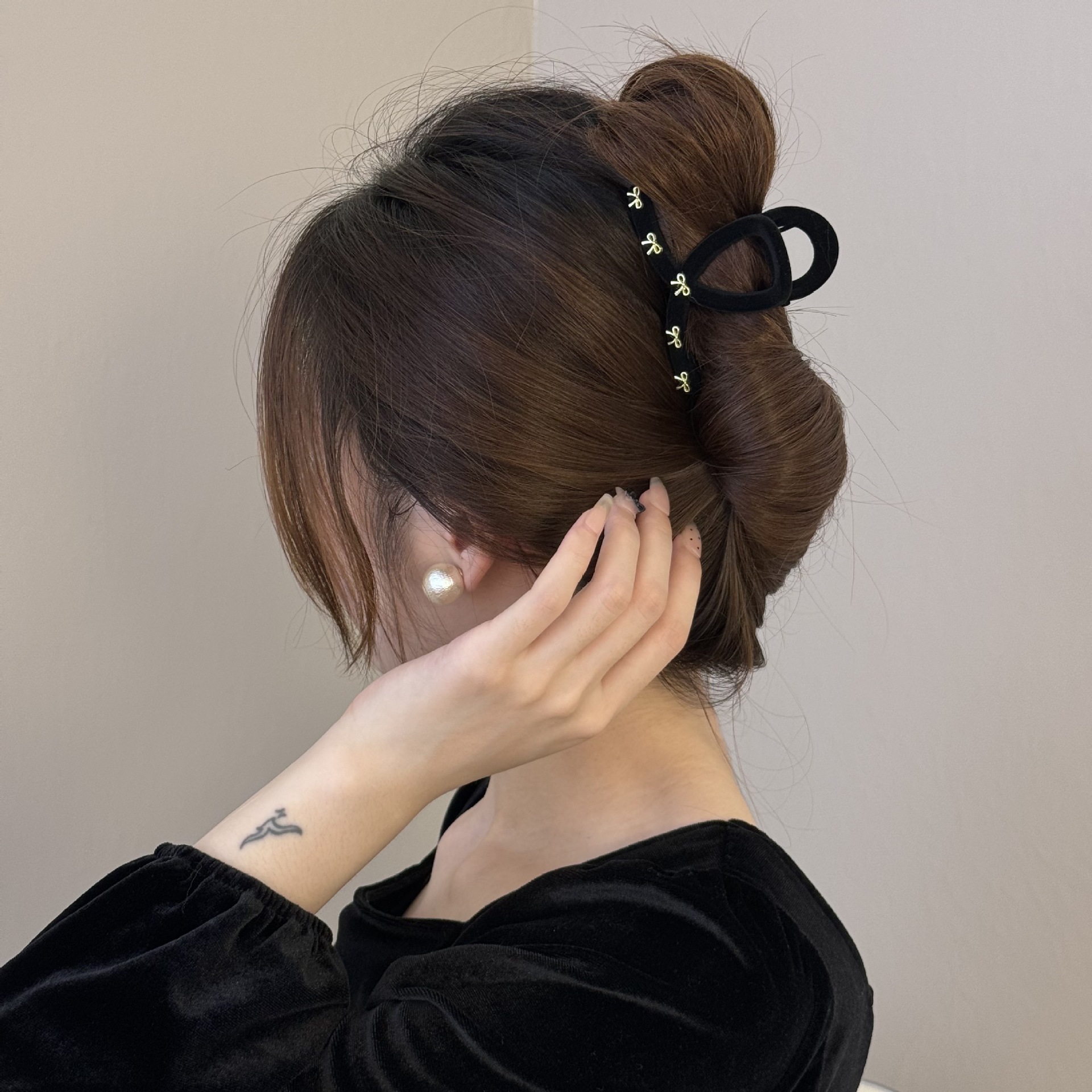 Spring/Summer Butterfly flocking Pinch Women's 2025 new style High-end back hair clip, elegant large shark clip headwear Application Scenario