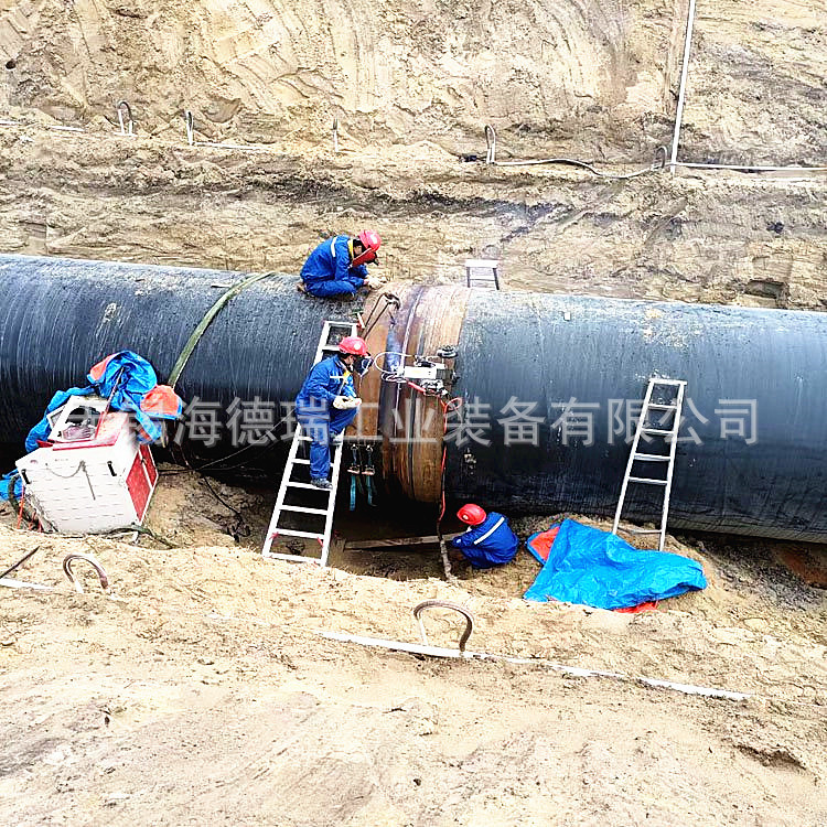 The all-position automatic pipeline welding trolley is a portable outdoor engineering pipeline automatic welding equipment Application Scenario