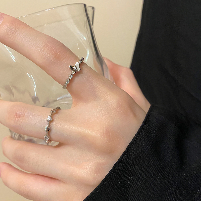 The micro-inlaid zircon heart-shaped butterfly opening ring is a fashionable and high-end design with a cold and aloof style for women. It is a niche and individual index finger ring Specification drawing
